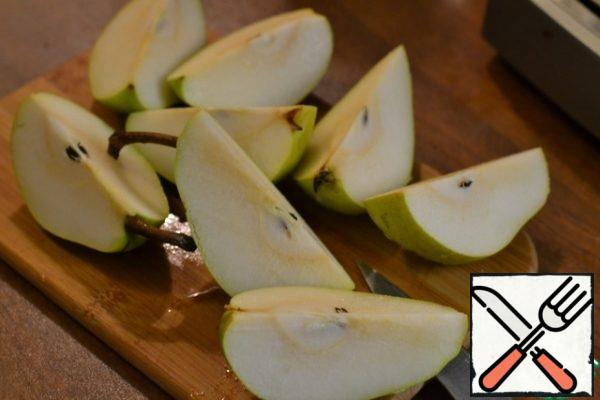 Remove the foil.
Wash the pears and cut them into quarters.
Add to the rabbit.