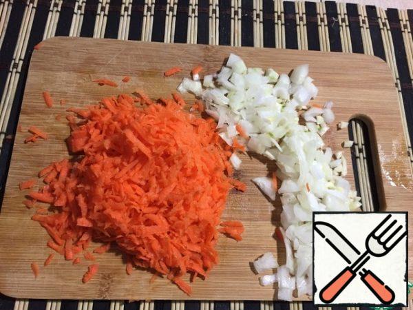 Chop the carrots, onions and garlic.