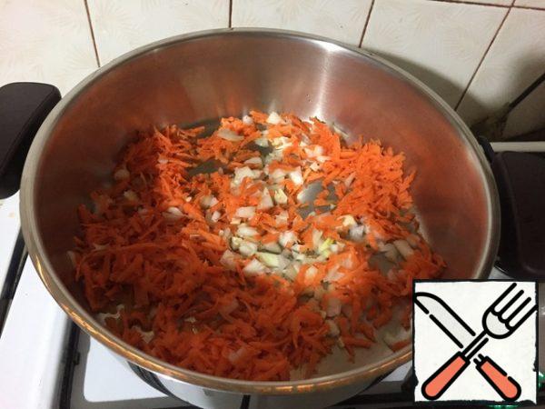 Simmer the carrots, onions and garlic over low heat for 5 minutes, not forgetting to stir.