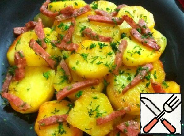 The finished potatoes are sprinkled with finely chopped herbs and you can eat.