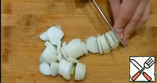 Cut the onion into half rings.