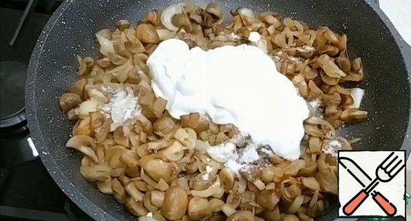 Add sour cream, salt and pepper. Mix well. When the sour cream boils, cover the pan with a lid and simmer for 10-15 minutes.