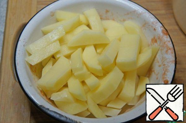Cut the potatoes either into cubes,or small slices, cubes-as you like.