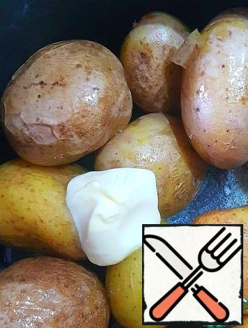 When there is no liquid left in the pan, add the butter. Gently stir the potatoes and fry over medium heat for about 1-2 minutes, until the sides are browned.