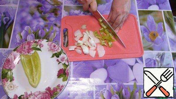 Cut onion and pepper into quarter rings.