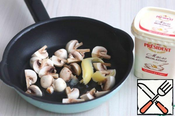 Cut the mushrooms into large pieces.
Add the melted butter (2 tablespoons) to the pan. Fry the mushrooms until lightly browned.