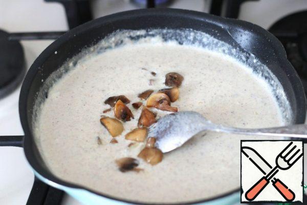 Next, add the pieces of fried mushrooms.
Boil the sauce again over low heat. Then remove from heat.

The sauce can be served with pasta, boiled rice, buckwheat porridge, French fries.