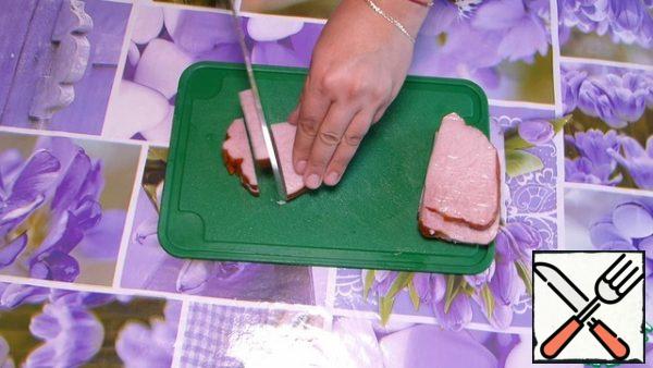 Peel the potatoes, cut them into cubes. Pork is also cut into cubes.