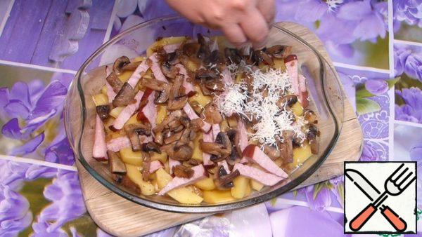 In a baking dish, pour 2 tbsp. l of vegetable oil, spread the potatoes. Salt and pepper to taste.
Then we spread the pork. Now mushrooms with onions.
Cover with foil and put in the oven, 180 degrees, 40 minutes. Look at your oven.