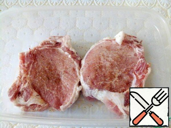 Put the meat in a container, add salt and pepper.