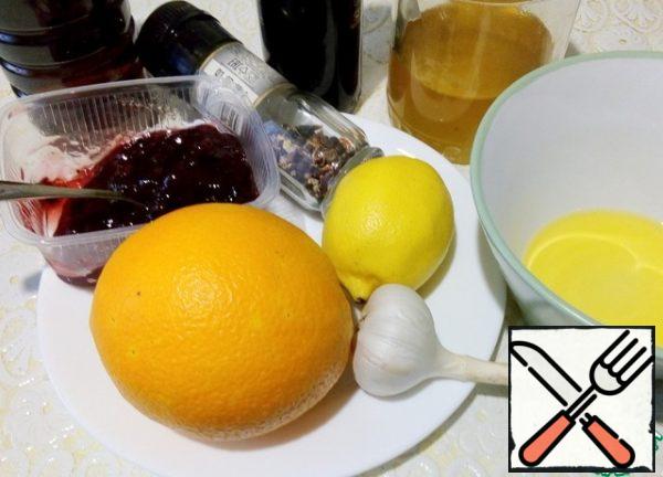 Prepare the marinade. Mix together the orange and lemon juice, add the balsamic and apple cider vinegar. Then add the olive oil, salt and pepper mixture, and mix well. Add cranberry jam, honey, garlic pressed through a press, mix everything again.