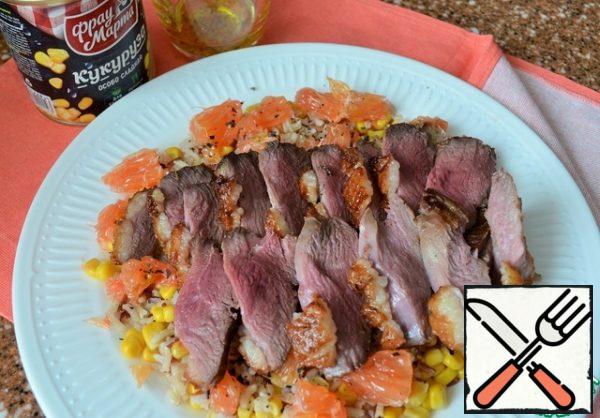 Add the orange slices, corn kernels and pour over the remaining dressing.
Serve to the table.