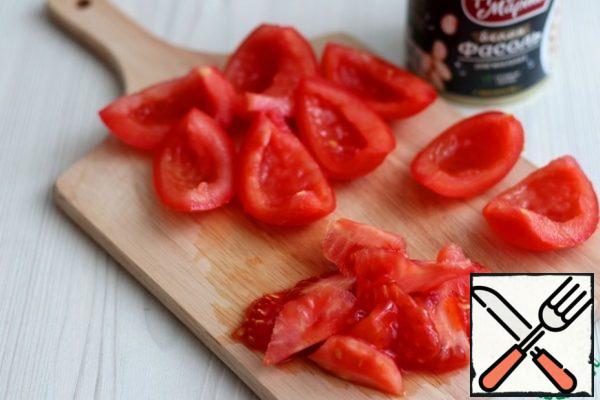 Cut tomatoes into quarters, remove excess moisture from the seeds and internal partitions, they can be used to prepare various sauces and dressings for soups. You can also freeze them, and then use them to prepare various dishes.