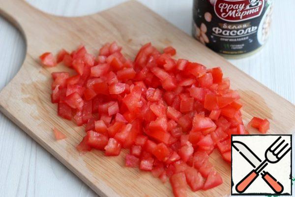 Cut the tomato cups into small cubes. I want to pay attention, tomatoes are better to use solid, with dense walls.