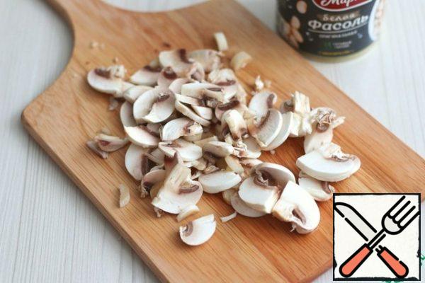 Mushrooms (4 pcs.) cut into slices/plates. Fry the mushrooms for 2-3 minutes. in vegetable oil (1 tablespoon).