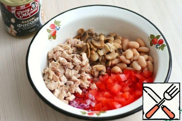In a bowl, combine all the ingredients of the salad, add the canned white beans (2 tablespoons). Season the salad with mayonnaise, if necessary, add salt to taste.