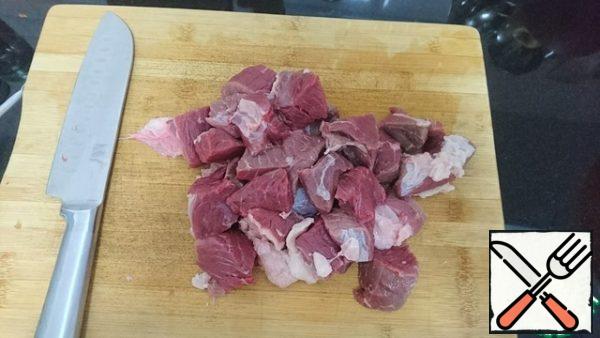 Cut the meat into medium cubes. Season with salt and pepper and sprinkle with paprika. If desired, you can also add spices to taste. Put in the refrigerator for an hour.