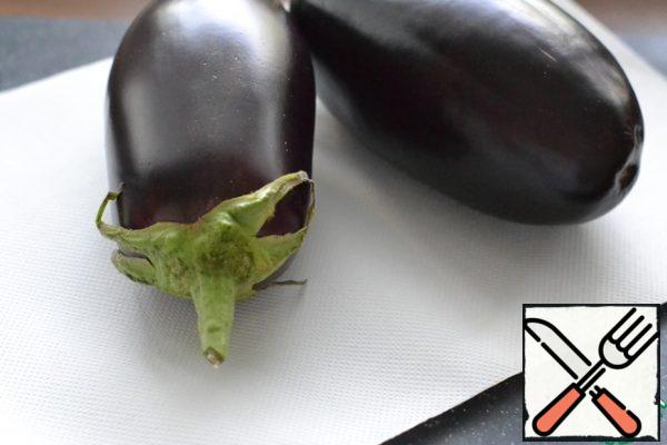 Wash the eggplants and dry them with a paper towel. Do not cut off the tail.