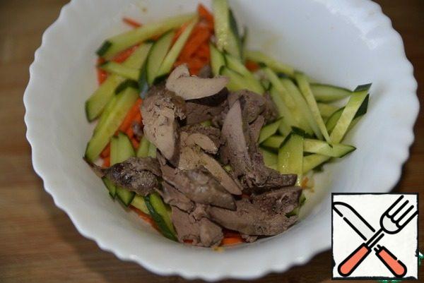 Cut the cooled liver into thin slices, add to the salad. Fill the salad with mayonnaise. We put it to soak in the refrigerator.