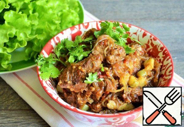 Zucchini cut into small cubes, pour boiling water for 10 minutes.
Pour the funchosa with boiling water for 2-3 minutes, rinse, and let the water drain.
Add the zucchini, funchosa and pepper paste. Mix well.
Let it boil, add the ground garlic and chili pepper, and mix. Remove from heat.
