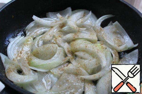 Cut the onion into feathers, put it in the oil heated in a frying pan, sprinkle with sugar and fry until golden brown.