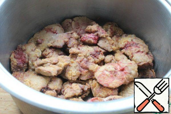 Pan the liver in flour and fry in oil on both sides.
Remove to a saucepan or saucepan with a thick bottom, add salt.