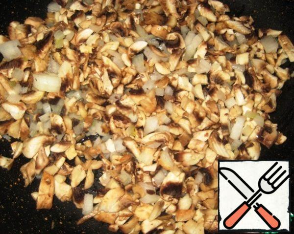 Cut the onion and mushrooms into small cubes. Heat the vegetable oil in a frying pan and fry the onion / mushrooms, then remove from the heat and let cool.