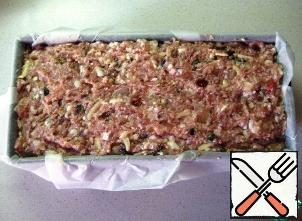 Put the minced meat in a rectangular shape (the size of the form is wide. 11 cm, high. 7 cm, long. 25 cm; covered with parchment and greased the sides with vegetable oil).