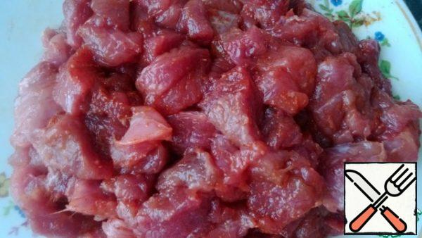 Cut the meat into small pieces. Salt, pepper, rub with ground paprika