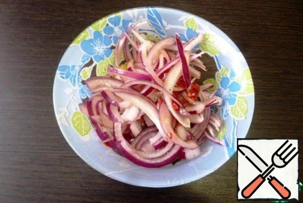 Prepare the dressing by mixing olive oil, salt, lemon juice and honey. Thinly slice the onion into feathers and send it to the dressing. Finely chop a piece of chili there. Stir and let stand for 15 minutes.