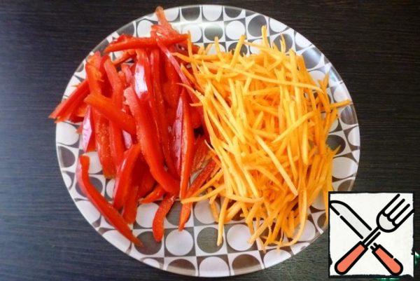 Sweet pepper cut into strips, carrots grate on a special grater.