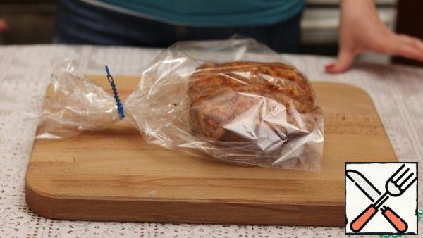 After a day, we take out the meat, put it in a baking sleeve and send it to the oven on a baking sheet, preheated to 190 degrees for 20 minutes. Then reduce the temperature to 60 degrees and bake until ready for 40 minutes.