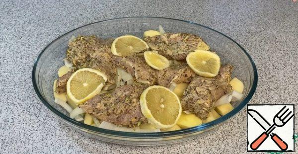 Spread the chicken, put the lemon slices for aesthetics and send them to the oven for 60 minutes (temperature 200 gr.)