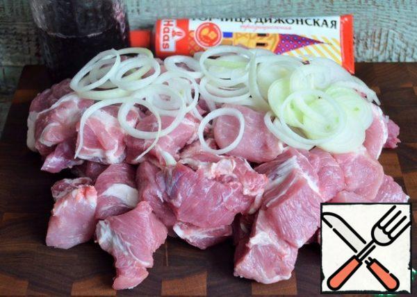 Wash the meat, dry it, cut it into 3*4-5 cm pieces, peel the onion and cut it into rings.