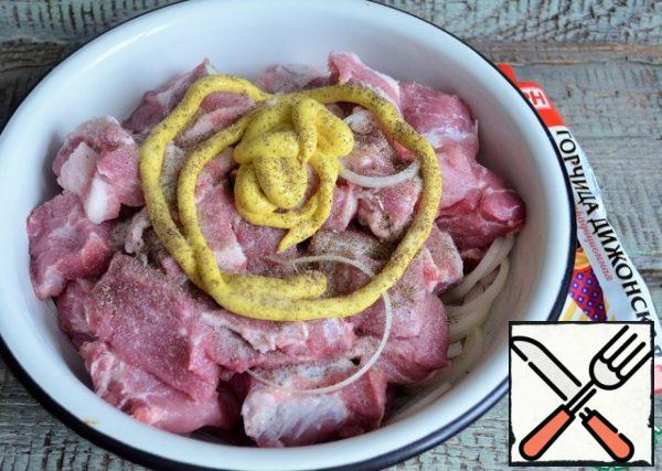 Put the meat and onion in a bowl, add salt, mustard and pepper. Mix well.