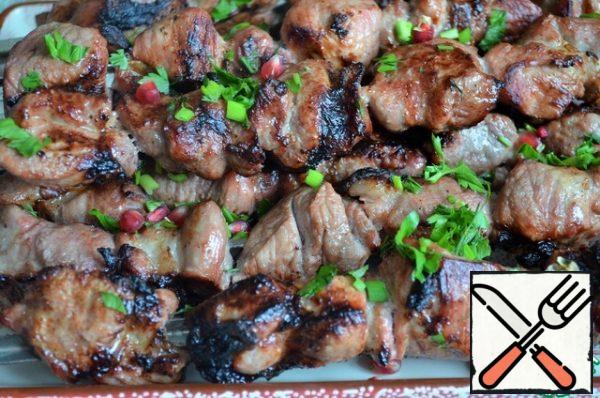 Fry until tender, 20-25 minutes, turning constantly.
Serve the shish kebab hot, with herbs and pomegranate seeds.