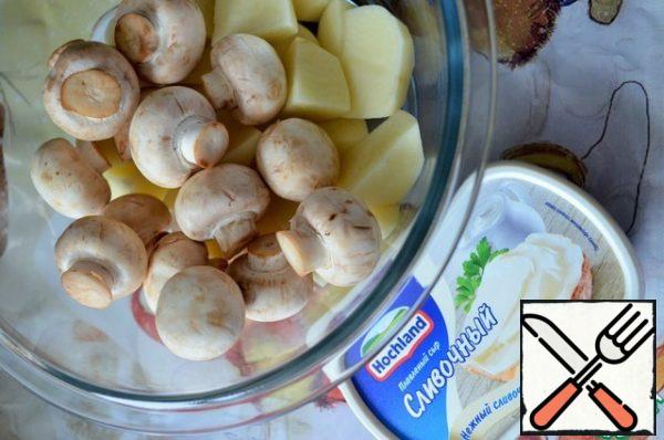 Turn on the oven to warm up.
Wash the potatoes, peel them, cut them into chunks, wash the mushrooms, and dry them.