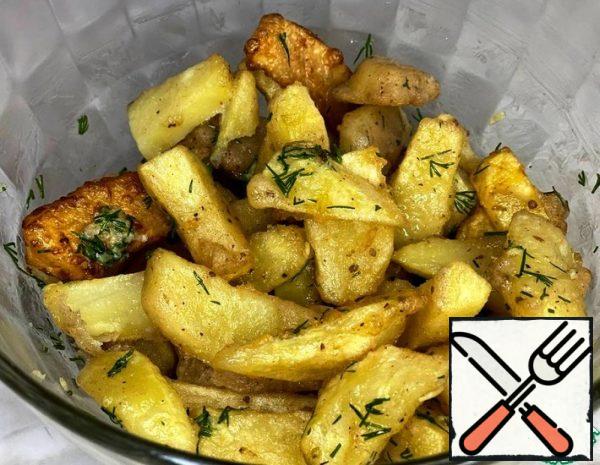 Cut the potatoes and fill them with cold water to stand for 10-15 minutes. We drain the water. Transfer to a saucepan and pour boiling water and cook for 7-8 minutes.
While the potatoes are cooking, prepare the batter. In the flour, add salt, red and black pepper, oregano, pour in water and mix until smooth.
Drain the water from the potatoes, let it cool for a minute and dip the potatoes in batter and fry in hot vegetable oil until a beautiful crust for 5 minutes.
We take it out on a napkin to remove excess fat.
