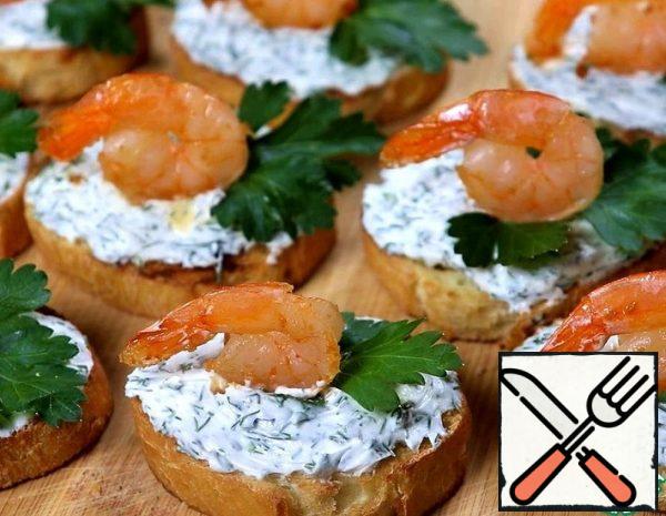thoroughly.
5. Spread the spread on the baguette slices. Garnish each mini sandwich with parsley leaves and shrimp.