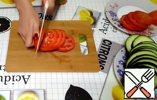 Tomatoes are also cut into circles with a thickness of about 7 mm.