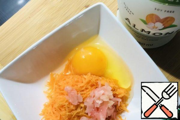 Carrot grate on a fine grater (squeeze the juice ) add-egg, milk, cream, grated ginger, syrup.