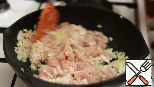 Add the minced meat and fry until fully cooked.