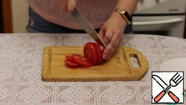 Cut the tomatoes into small circles.