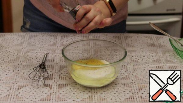 In a deep bowl, put the sour cream, 2 eggs, salt, pepper and mix everything thoroughly.