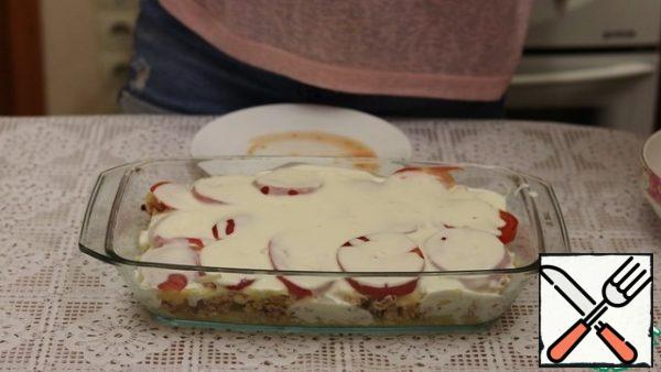 Pour the resulting sauce over the casserole. Let it soak for a couple of minutes and send it to the preheated oven, to 190-200 degrees for 20 minutes. Then we take it out and sprinkle it with cheese and send it back to the oven for 20 minutes.