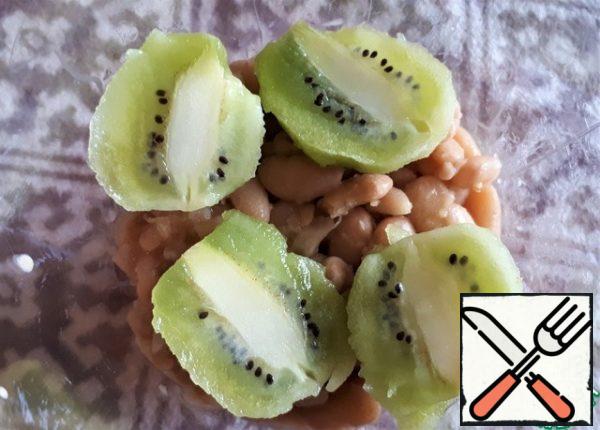 Boil the white beans until very soft. In the bowl of a blender, transfer the cooled beans. We send 2 peeled kiwis to it. Beat. 