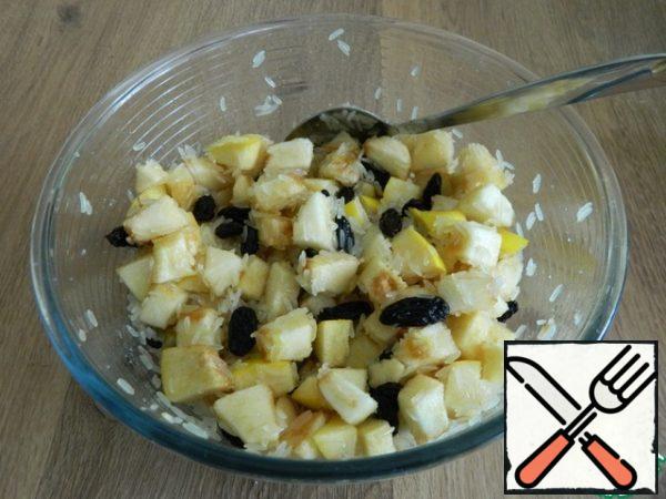 Mix raw rice with sliced apples, quince, raisins. Add sugar, salt, and mix well.