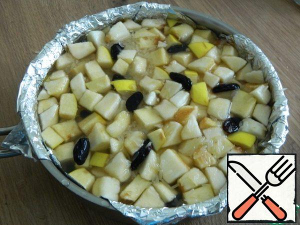 Top with a layer of rice with apples, quince, raisins.