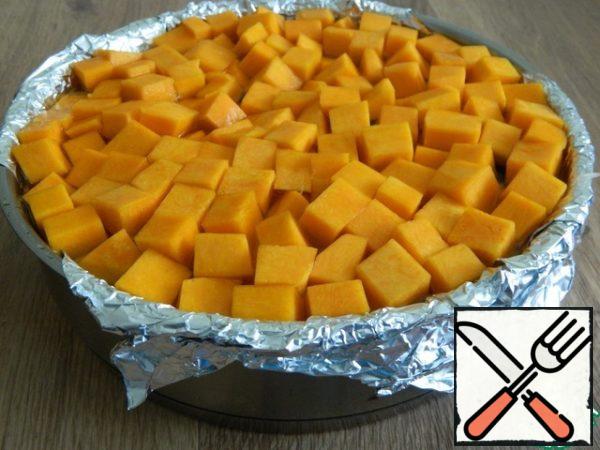 Cover the rice with the remaining pumpkin. Fill with water.