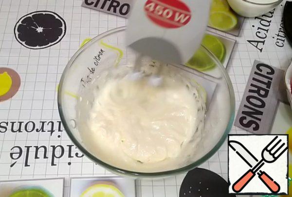 In a bowl, break the egg. It should be beaten with a mixer with sugar in a lush foam.